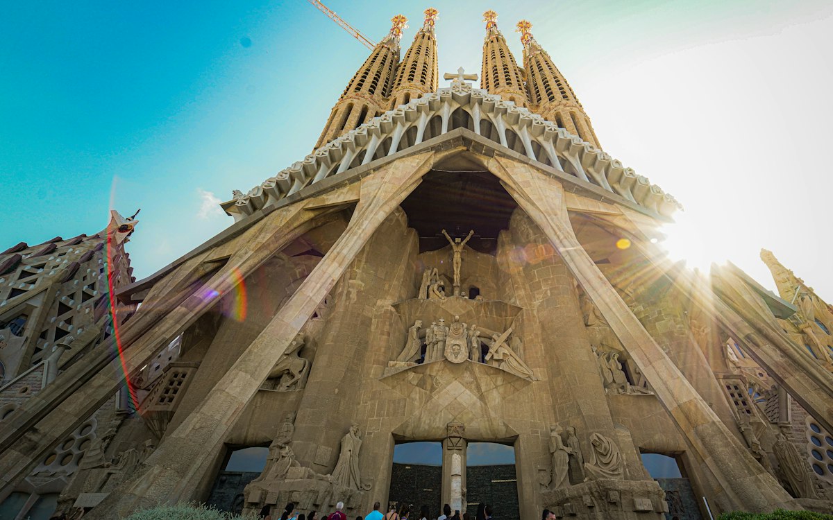 Barcelona Travel Guide: Gaudí, Beaches and Tips for Your Trip